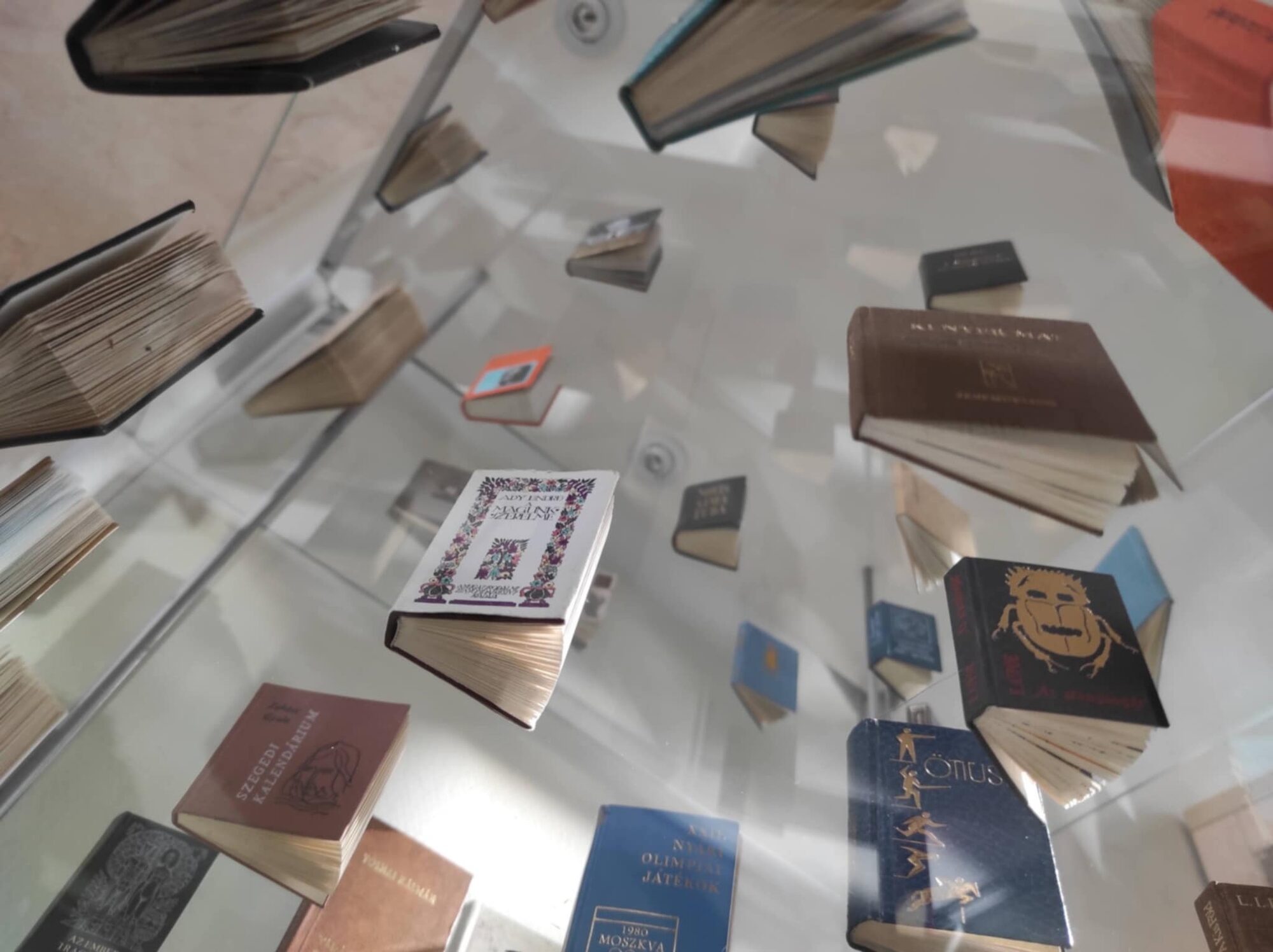 Miniatűr könyvek kiállítása